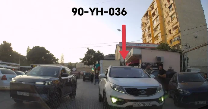 İkinci cərgədə dayanıb söhbət edən sürücü yolu kəsdi VİDEO