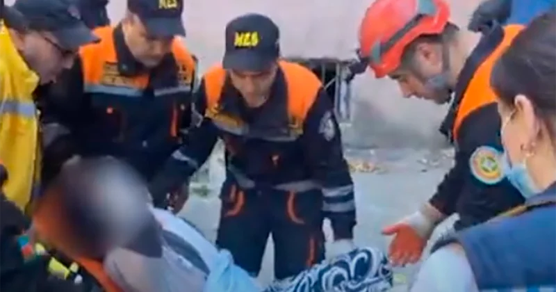 Qapını kəsib huşsuz vəziyyətdə olan qadını xilas etdilər Video