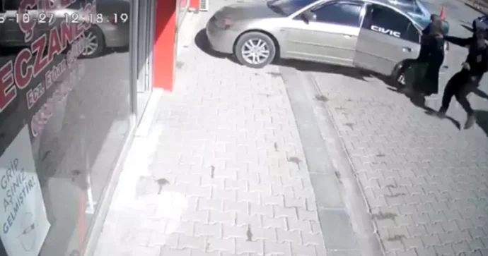 Park halında olan avtomobil əl əyləci çəkilmədiyi üçün aptekə girdi
