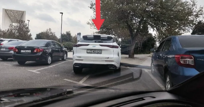 Yerə göyə sığmayan sürücü iki maşının yerini zəbt etdi FOTO