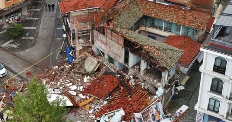 Türkiyədə zəlzələnin fəsadları aradan qaldırılır