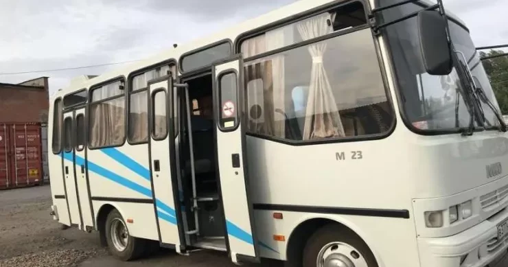 Neftçalada minik maşını avtobusa çırpıldı, ölən var