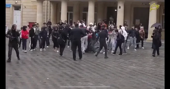 225 saylı məktəbdə çəkiliş aparan jurnalistlərə qarşı zorakılıq OLUB VİDEO
