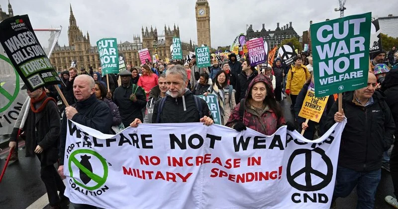 Londonda minlərlə insan hökumətə qarşı etiraz aksiyası keçirib