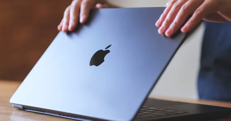 Первый в истории MacBook с сенсорным экраном видео