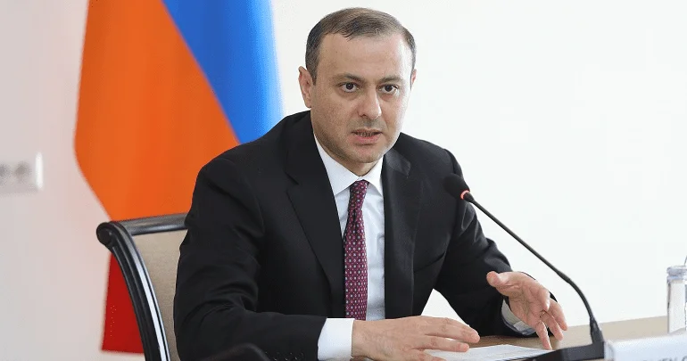 Qriqoryan Paşinyanın onu Qərbə görə işdən çıxardığını iddia edir