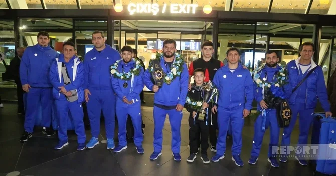 Dünya çempionatında uğurla çıxış edən yunan Roma güləşçilərimiz Vətənə dönüblər