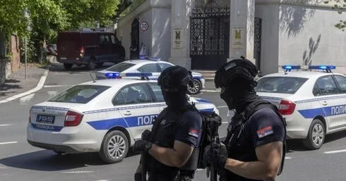 В Сербии подросток с ножами напал на охранника посольства Израиля