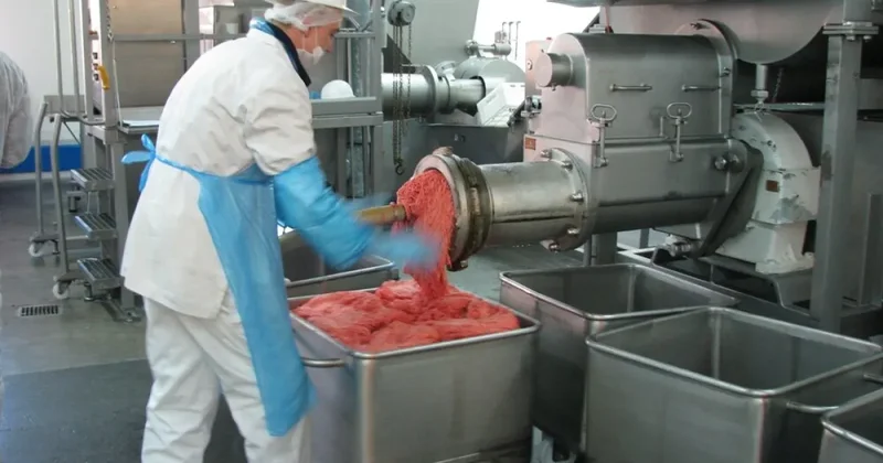 В Москве сотруднику магазина руку затянуло в мясорубку