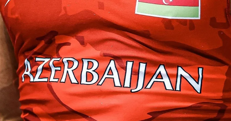 Трое борцов в ожидании старта на ЧМ