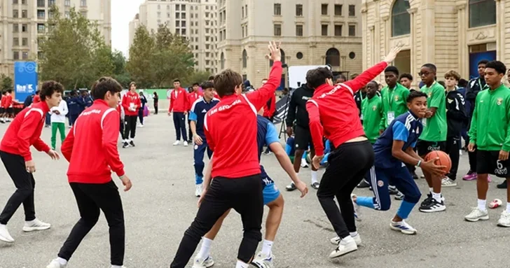 Юные футболисты чемпионата FIFA U 15 провели день отдыха с музыкой, играми и экскурсиями по Баку