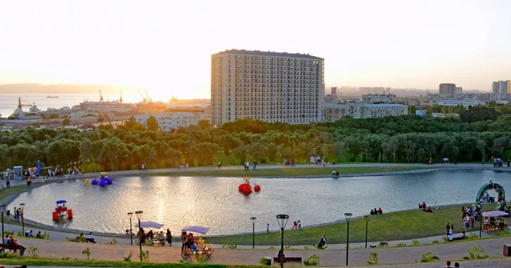 В бакинском парке осушили озеро