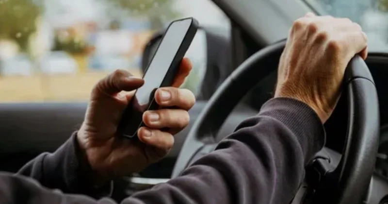 Cərimə, bal, həbs… Dünya təcrübəsində telefon tutan sürücülərin cəzaları…