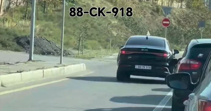 Sürücü tıxacda qalmamaq üçün yolayrıcına qədər əks yolla sürdü VİDEO