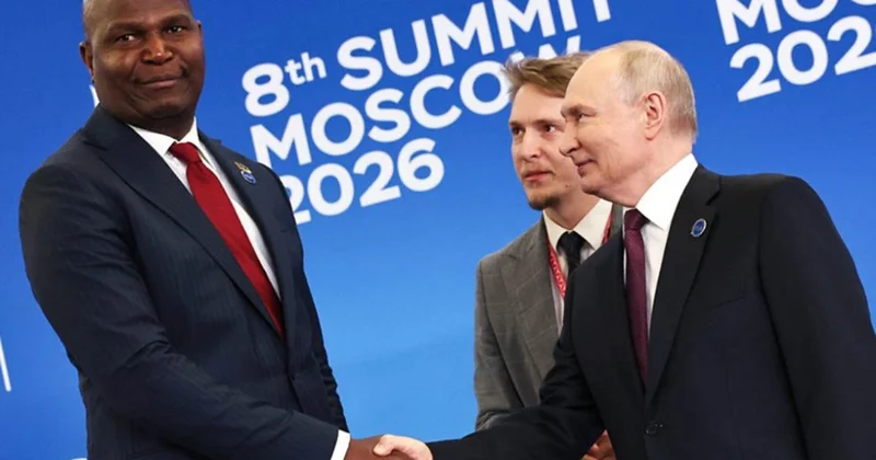 Putinlə boy fərqi diqqət çəkdi Video Foto