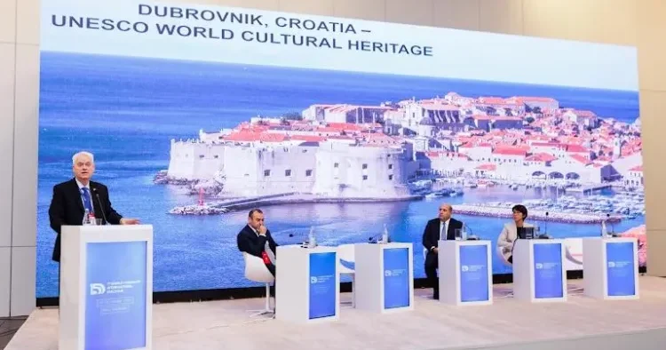 “Mədəniyyət mərkəzdə: ortaq gələcəyə etibarlı yollar” mövzusunda plenar sessiya təşkil olundu FOTO