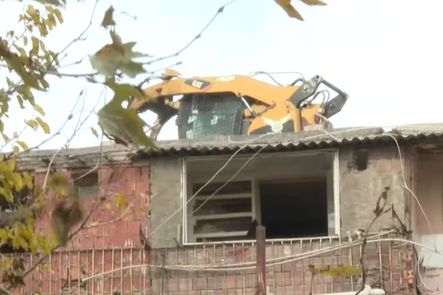 Bakıda tikinti şirkəti yataqxana sakinləri binada olaola söküntü işləri aparır ŞİKAYƏT + VİDEO