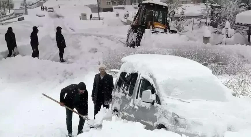 Şəhər qarın altında qaldı: AVTOMOBİLLƏR TƏRPƏNMİR