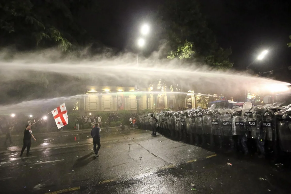 Полиция применила водометы против демонстрантов в ТбилисиОБНОВЛЕНО