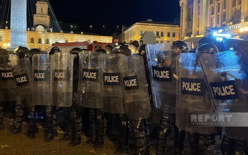 Tbilisidə parlament binası yaxınlığında etirazçılarla polis arasında toqquşma olub AzPolitika onlayn siyasiictimai qəzet