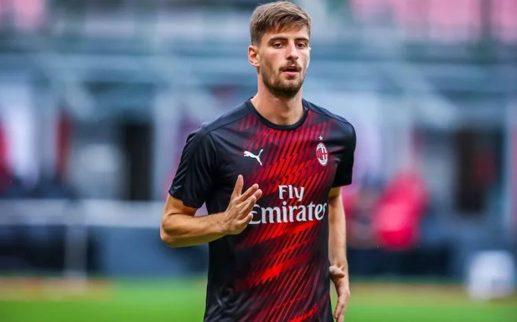 Milan futbolçusu ilə müqavilə müddətini ARTIRDI