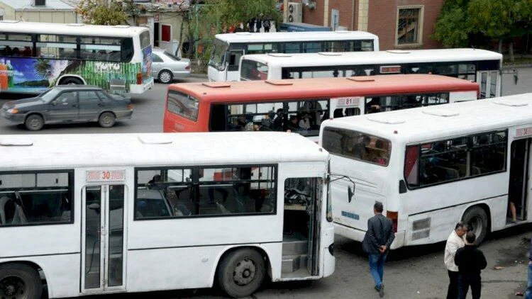 Qapısı tam bağlanmayan, şüşəsi qırıq avtobuslar... Onlar xəttə necə çıxarılır?