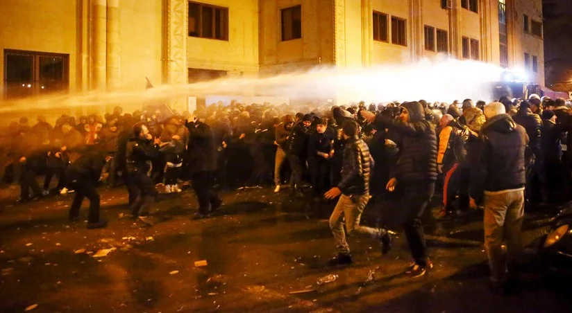 Polis Tbilisidə nümayişçilərə qarşı su şırnaqlarından istifadə etməyə başlayıb