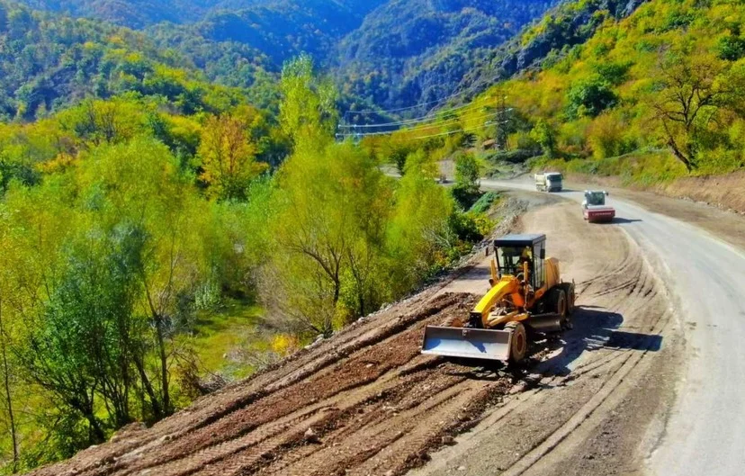 Кадры строительства автодороги СуговушанСарсангское водохранилищеГозлукорпюКяльбаджар