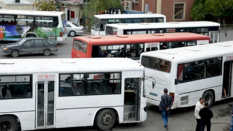 Qapısı tam bağlanmayan, şüşəsi qırıq avtobuslar... Onlar xəttə necə çıxarılır?