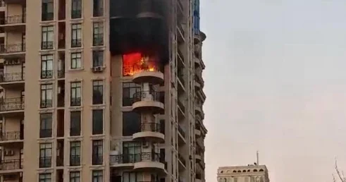 Bakıda çoxmərtəbəli bina yanır