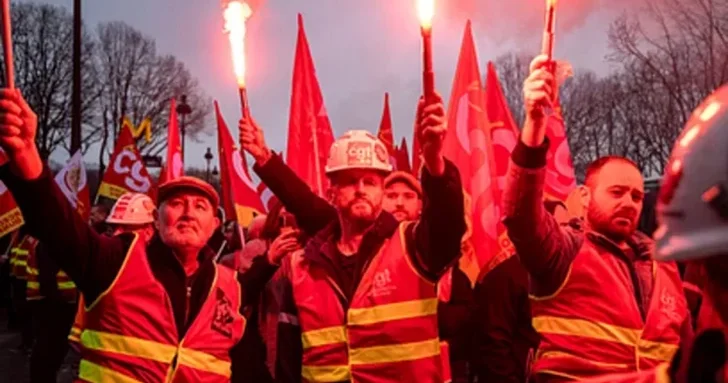 Французские сталелитейщики восстали против сокращений: протесты у стен Национальной ассамблеи