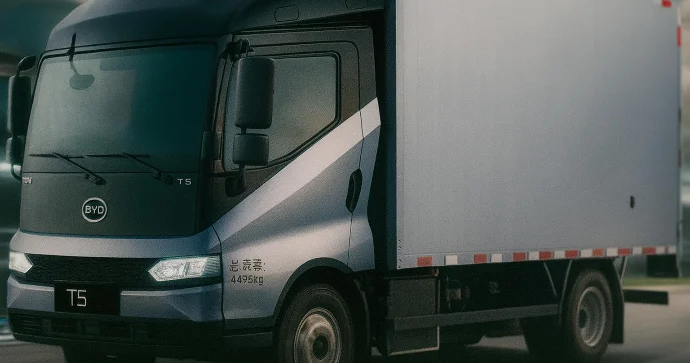 Çində yük avtomobilləri də elektrikə keçir neft istehsalçıları narahatdır