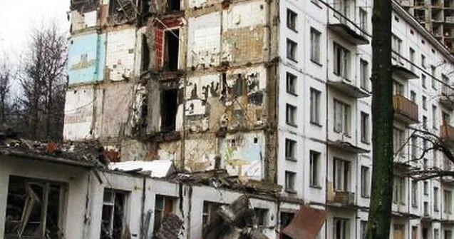 Bakıda qəzalı binalar təhlükə yaradır Söküntü başlayır