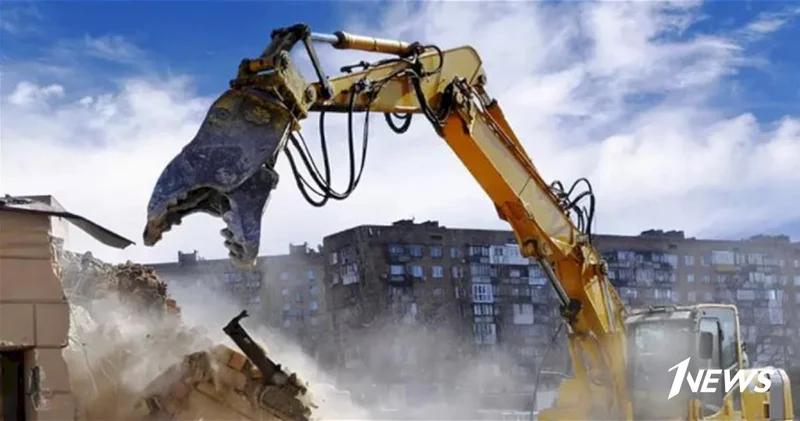 Сырость и крысы: На Ясамале продолжается снос старых жилых домов ВИДЕО