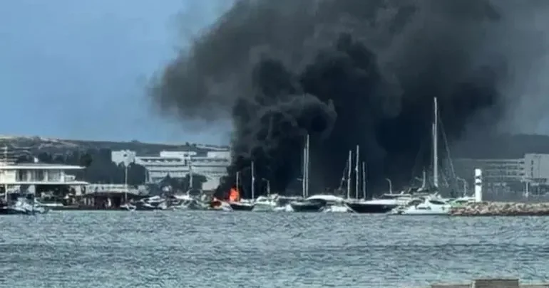 Türkiyənin turizm bölgəsində qayıqlar yanır