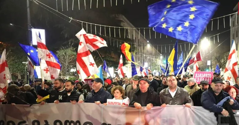 Тысячи людей с флагами ЕС вышли на улицы Тбилиси