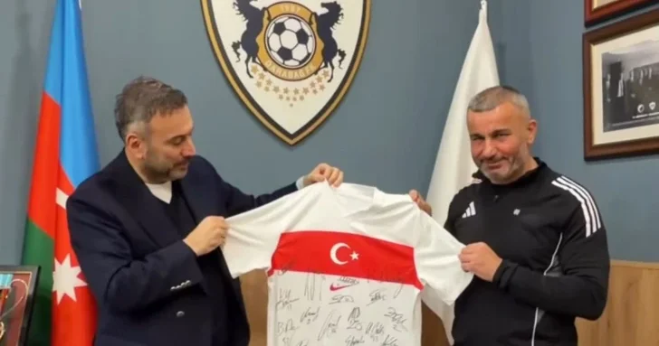 Эртем Шенер вручил Гурбану Гурбанову футболку сборной Турции с номером 44