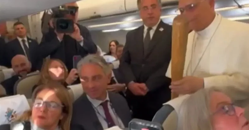 Təyyarədə qeyri adi hədiyyə aldı, baxışları ilə gündəm oldu Video