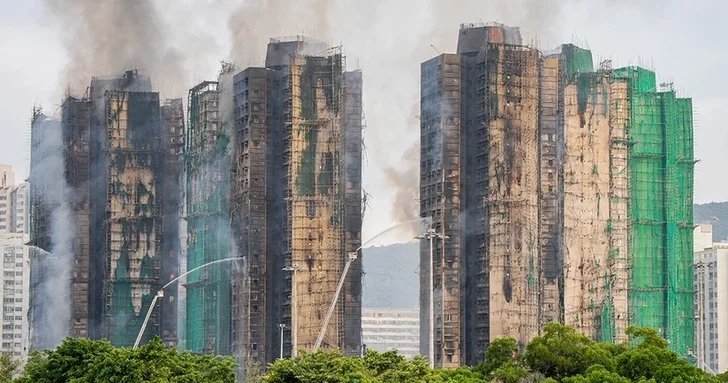 Арест восьми подозреваемых: расследование трагического пожара в Гонконге набирает обороты
