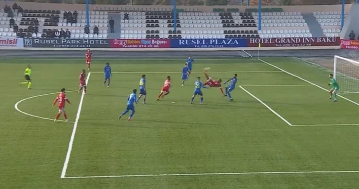 В чемпионате Азербайджана по футболу забит зрелищный гол