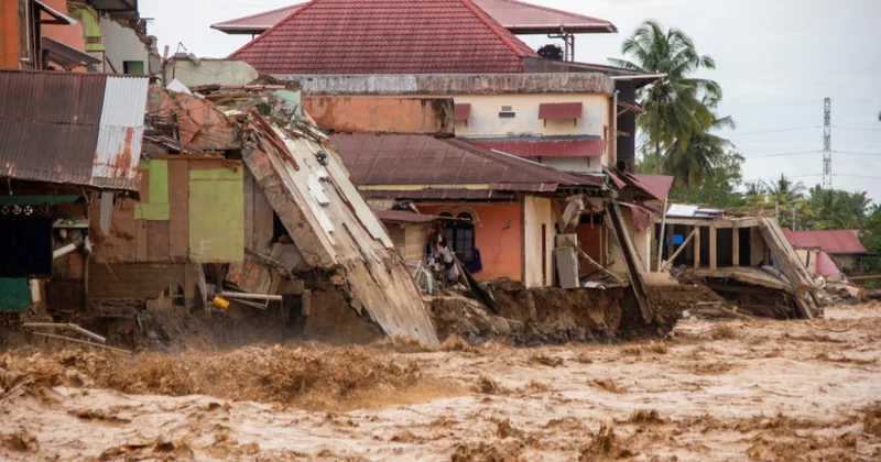 İndoneziyada daşqınlar və torpaq sürüşməsi nəticəsində azı 174 nəfər ölüb
