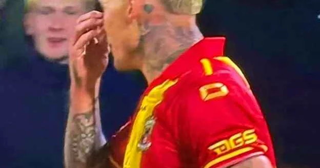 Futbolçudan insanlıqdan kənar hərəkət: Rəqibin burnuna lağ etdi, sarı vərəqə aldı VİDEO