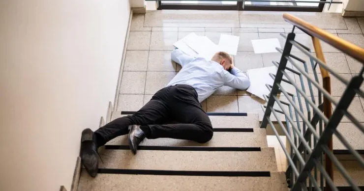 Bakıda xəstəxanada FACİƏ: həkimə gedən kişi yıxılıb ÖLDÜ