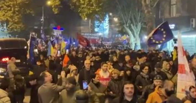Tiflisdə minlərlə insan Avropa İttifaqının bayraqları ilə yürüşə çıxdı