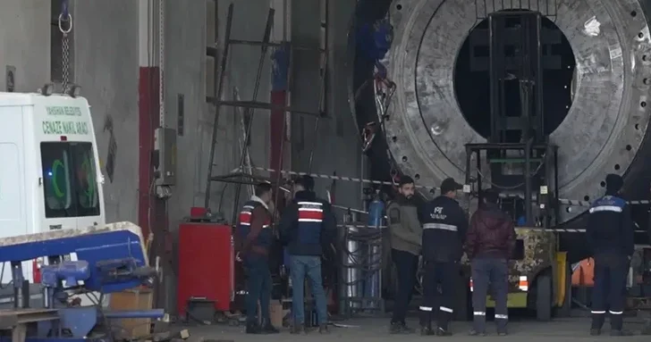 Двое рабочих погибли под трехтонным листом металла на турецком заводе