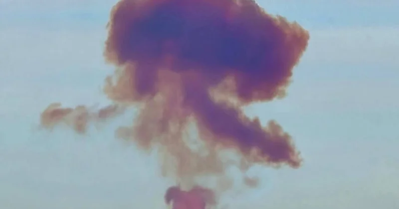 Фиолетовое облако в небе: ракета взорвалась в Оренбургской области видео