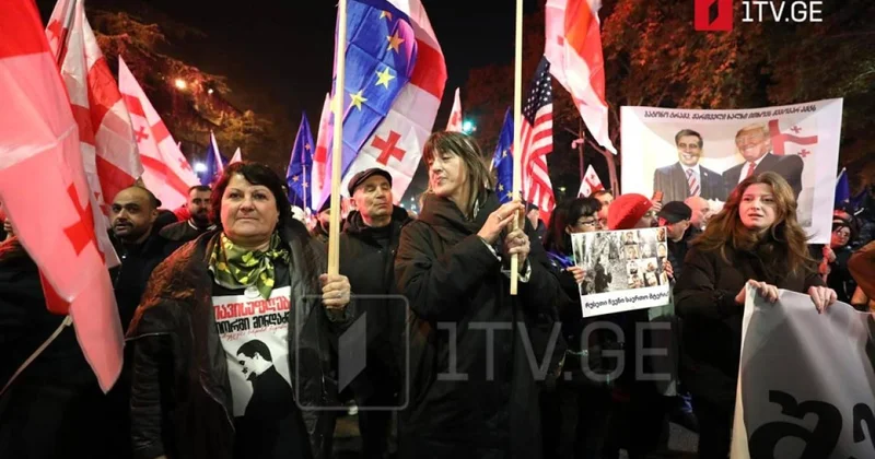 Tbilisidə minlərlə insan küçələrə axışdı Etirazlar başladı