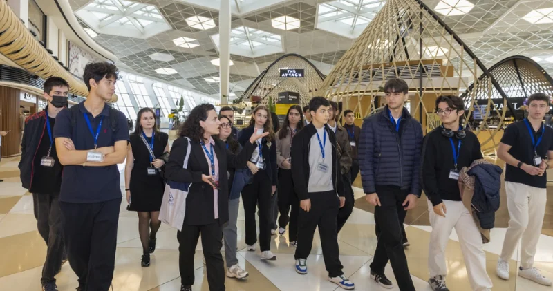 Heydər Əliyev Aeroportu ADA məktəbi şagirdləri üçün süni intellekt mövzusunda aviasiya sessiyası keçirdi FOTO