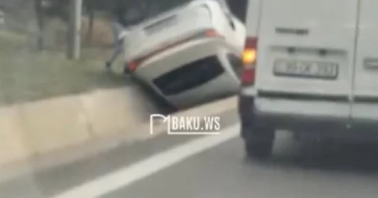 Bakıda avtomobil aşaraq yol kənarına düşdü