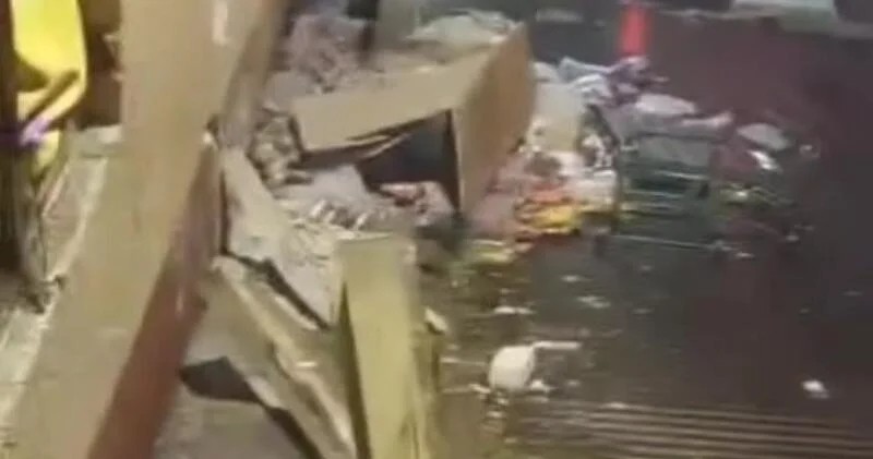 В Мехико грузовик полный алкоголя врезался в дом ВИДЕО